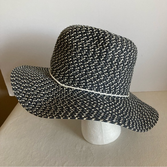 Marilyn Monroe hat ..unfortunately  was just a tad too small for my big head 😅 - Picture 2 of 9